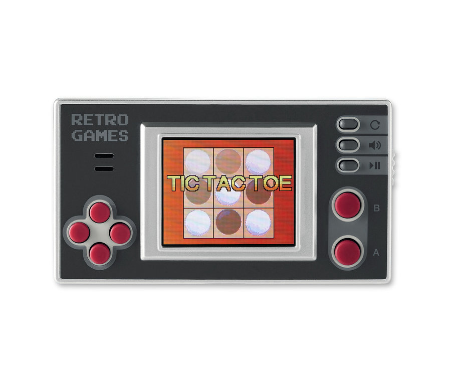 Nahaufnahme einer Retro-Mini-Spielkonsole, die das Spiel Tic Tac Toe auf dem Bildschirm zeigt.