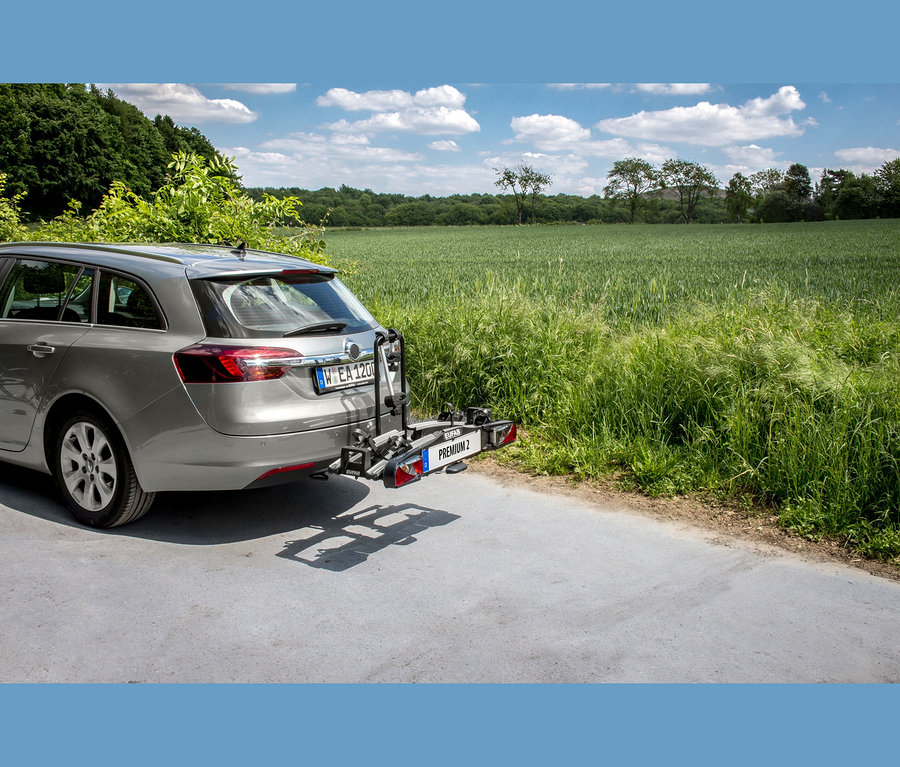 Silberner Kombi mit Fahrradträger »Premium 2« auf der Anhängerkupplung.
