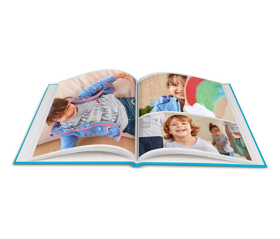 Ein aufgeschlagenes Buch mit Fotos von Kindern, darunter ein Kind in Denim-Shorts, Microfleecejacke und T-Shirt »FUTURE«.