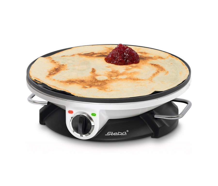 Auf dem Steba-Crêpes-Maker »CR 32« liegt ein Crêpe mit Marmelade.