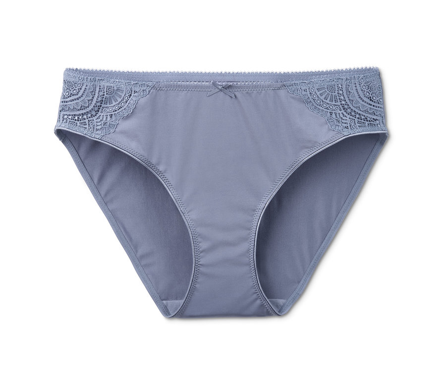 Ein einzelner fliederblauer Slip mit Spitzenbesatz.
