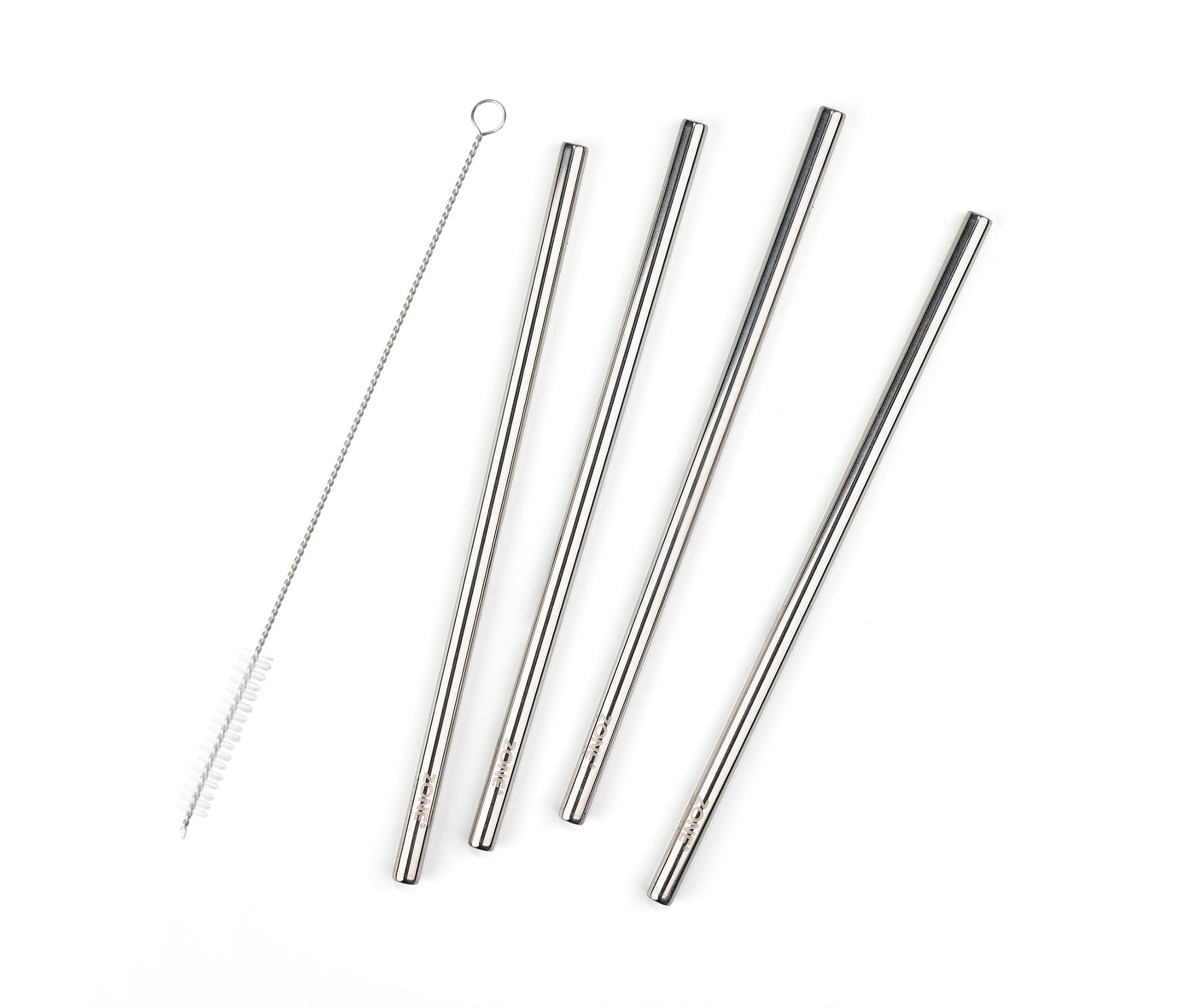 Vier silberne ZONE DENMARK-Trinkhalme, 4er-Set, ca. 21,5 cm, und eine Reinigungsbürste auf weißem Hintergrund.