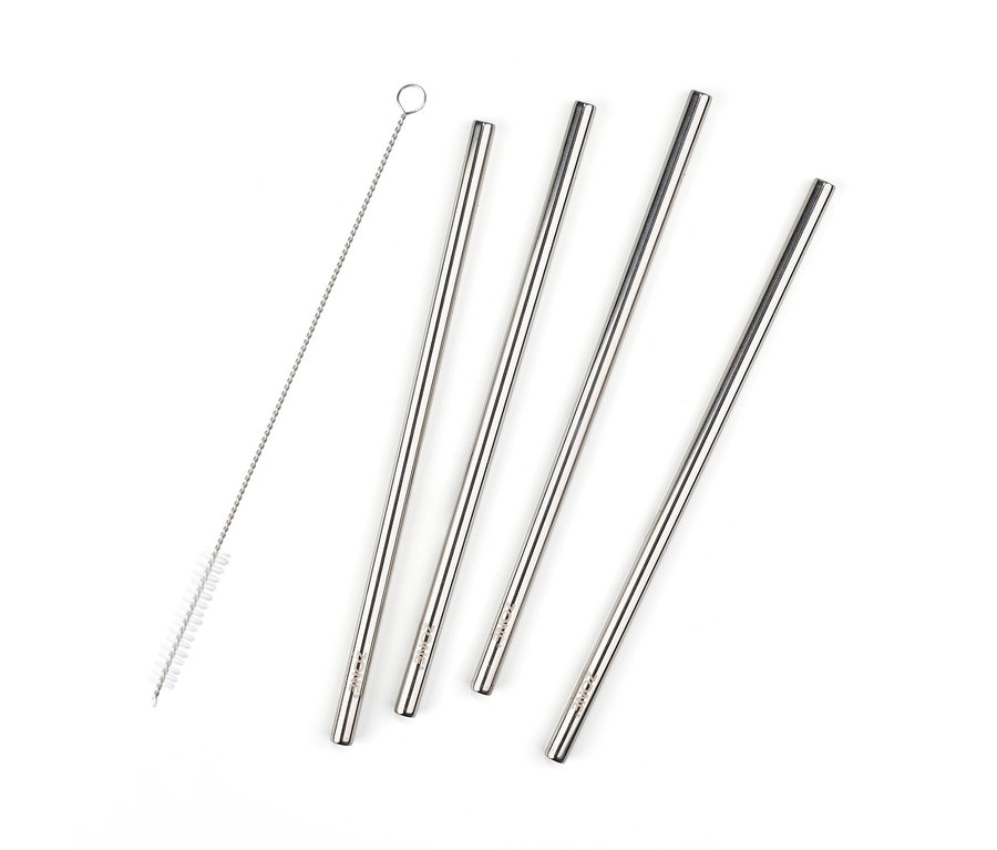 Vier silberne ZONE DENMARK-Trinkhalme, 4er-Set, ca. 21,5 cm, und eine Reinigungsbürste auf weißem Hintergrund.