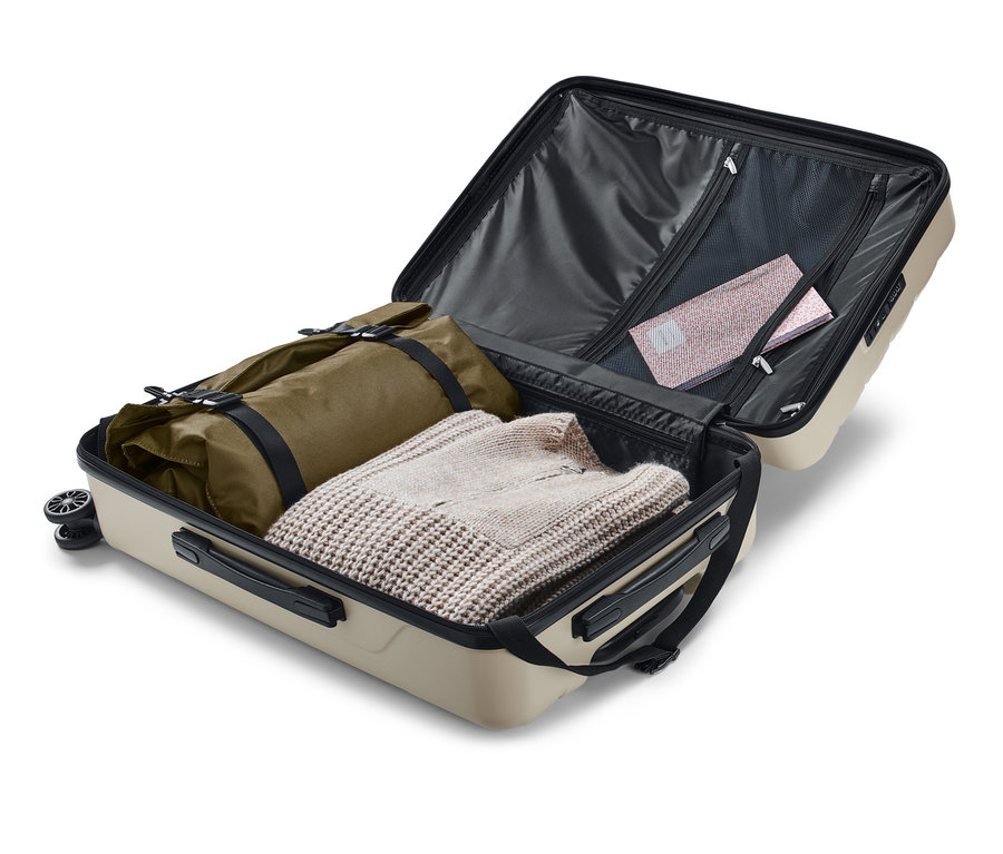 Offener Koffer mit Reise-Organizer, Khaki-Tasche und Pullover.