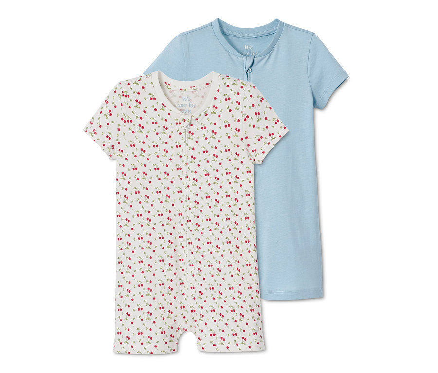 Zwei Shorty-Pyjamas, einer weiß mit Kirschmuster, der andere hellblau.