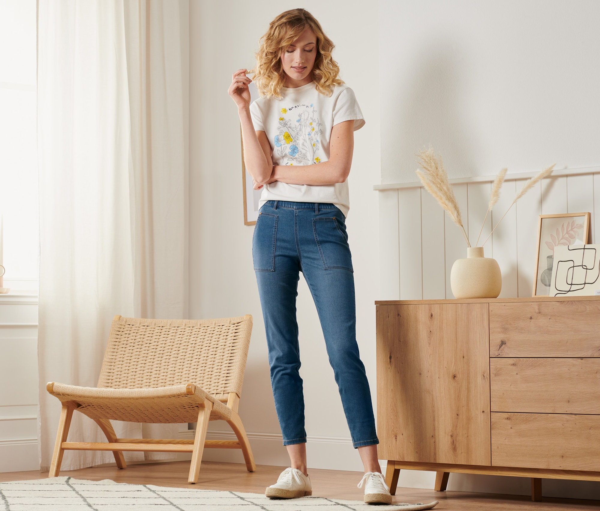 Frau trägt blaue Treggings.