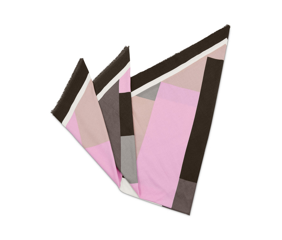 Detailaufnahme eines gefalteten Schals mit geometrischem Muster in Pink, Grau und Braun.