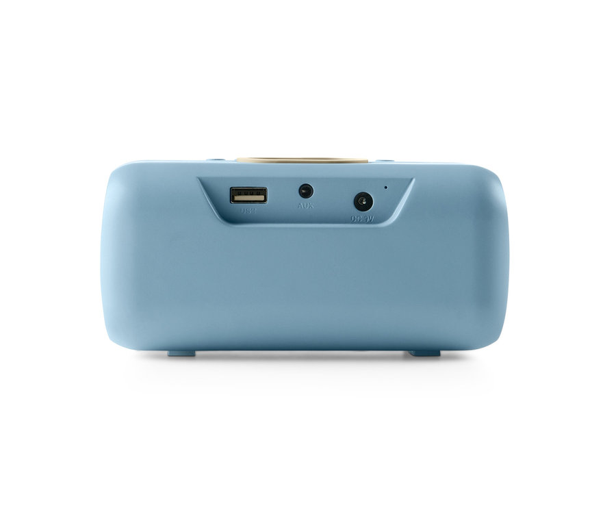 Detail der Rückseite eines hellblauen Lautsprechers mit Qi-Charging, der einen USB-Anschluss und einen AUX-Eingang hat.