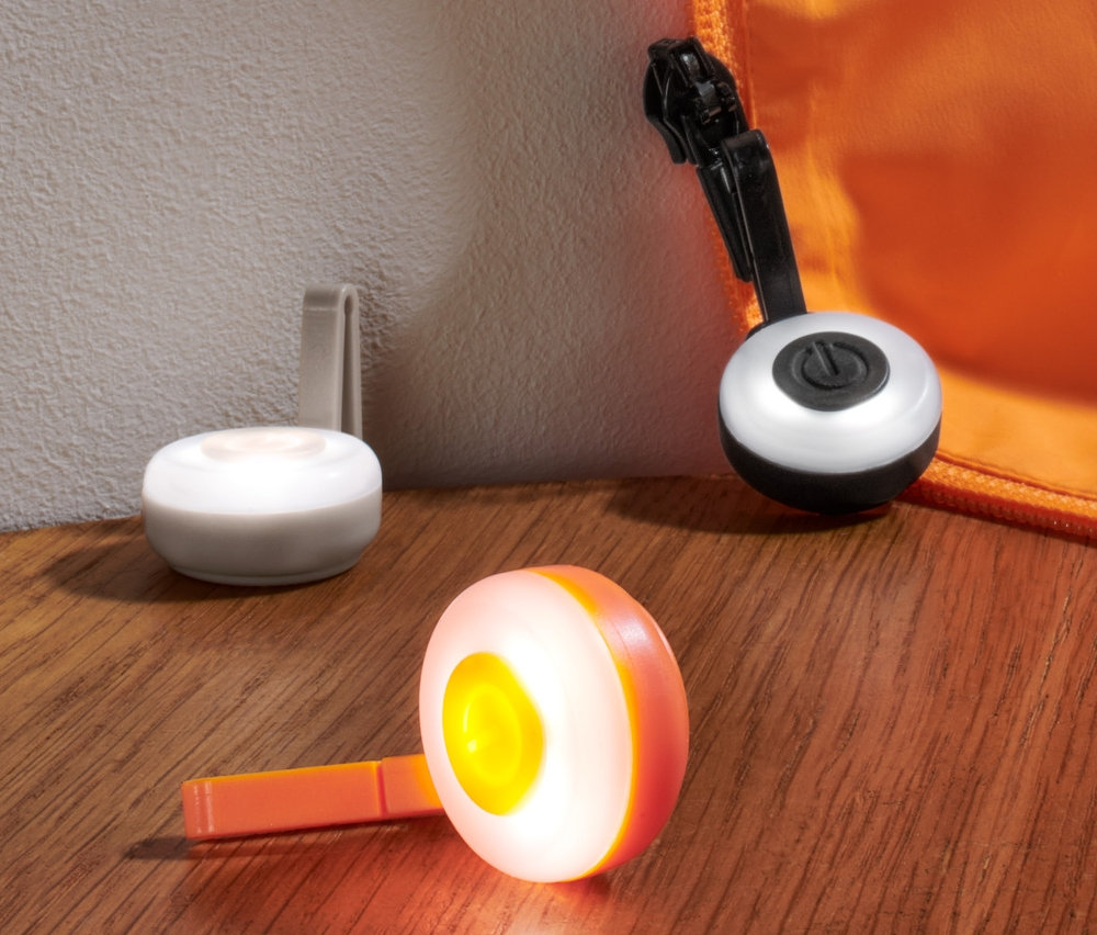 Drei LED-Anhänger liegen auf einem Tisch.