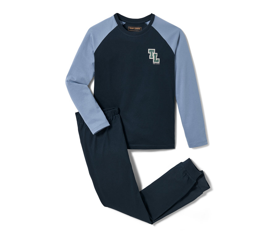 Ein Set aus 2 Kinder-Pyjamas, bestehend aus einem dunkelblauen Langarmshirt mit hellblauen Ärmeln und einer dunkelblauen Hose.