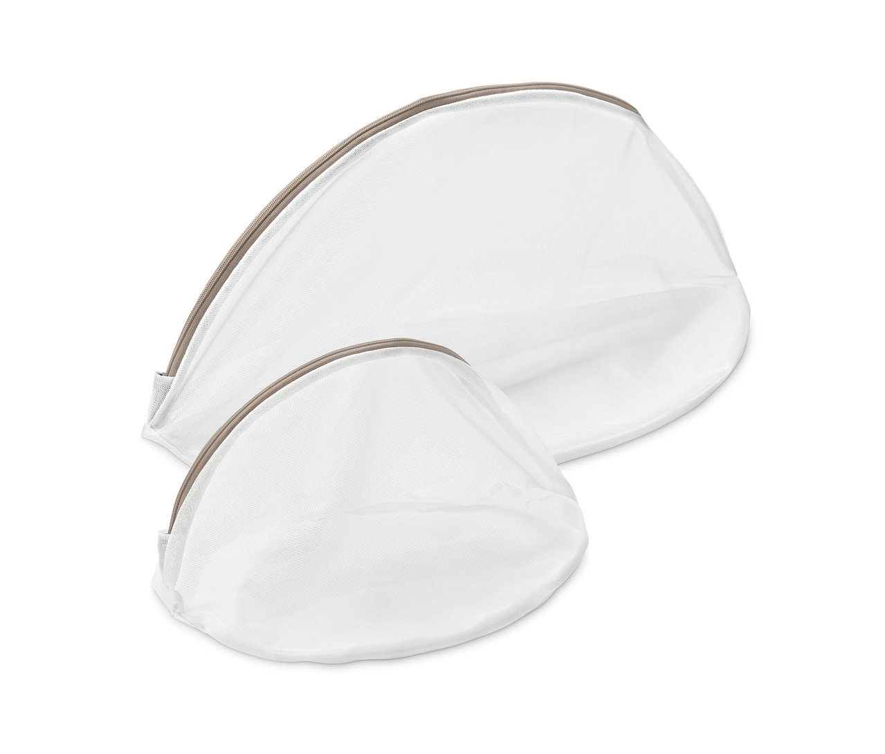 Zwei weiße Wäschenetze.