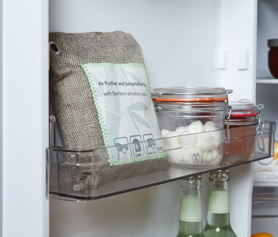 Im Kühlschrank befindet sich in einem durchsichtigen Fach ein Luftreinigungs- und Entfeuchterkissen neben Gläsern mit Deckel.