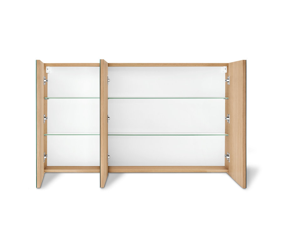 Offener 3-türiger Spiegelschrank mit Glasböden.