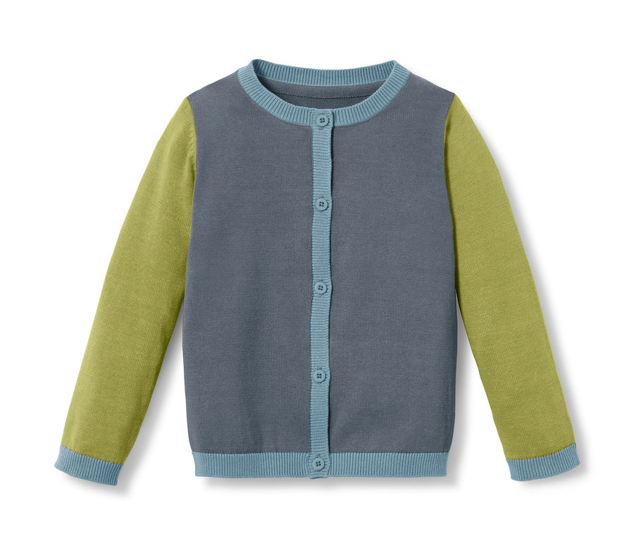 Baby-Strickjacke mit grauem Rumpf, grünen Ärmeln und hellblauen Bündchen.