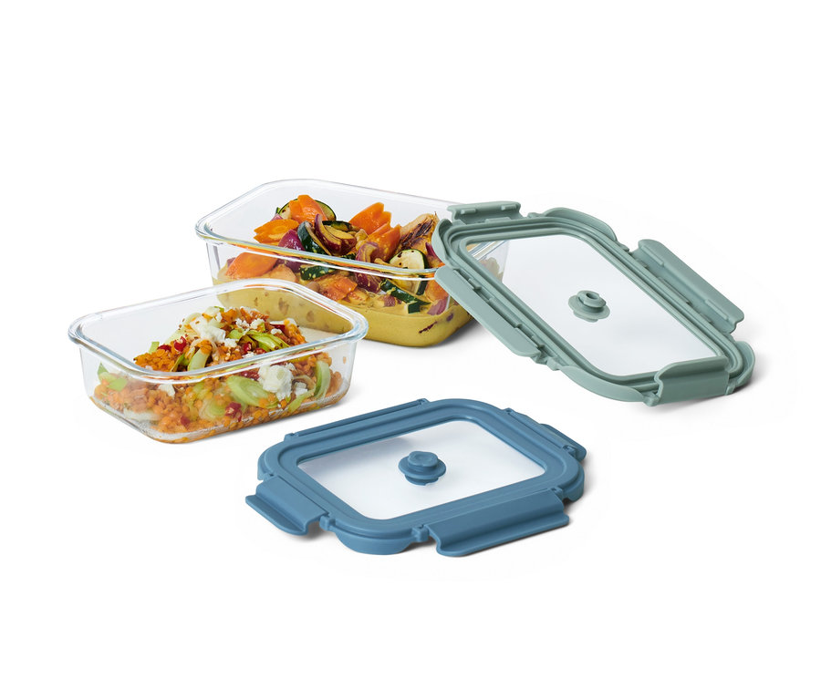Zwei Glas-Auflaufformen mit Deckel, eine mit Ratatouille und die andere mit Reis und Gemüse.