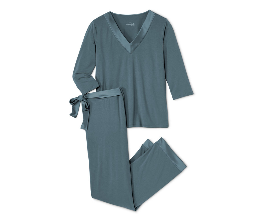 Blauer Pyjama mit Satineinsatz.