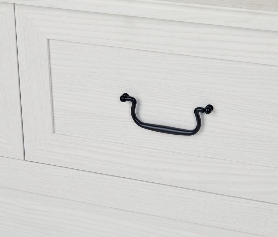 Detail einer Hochkommode mit 5 Schubladen und schwarzem Griff.