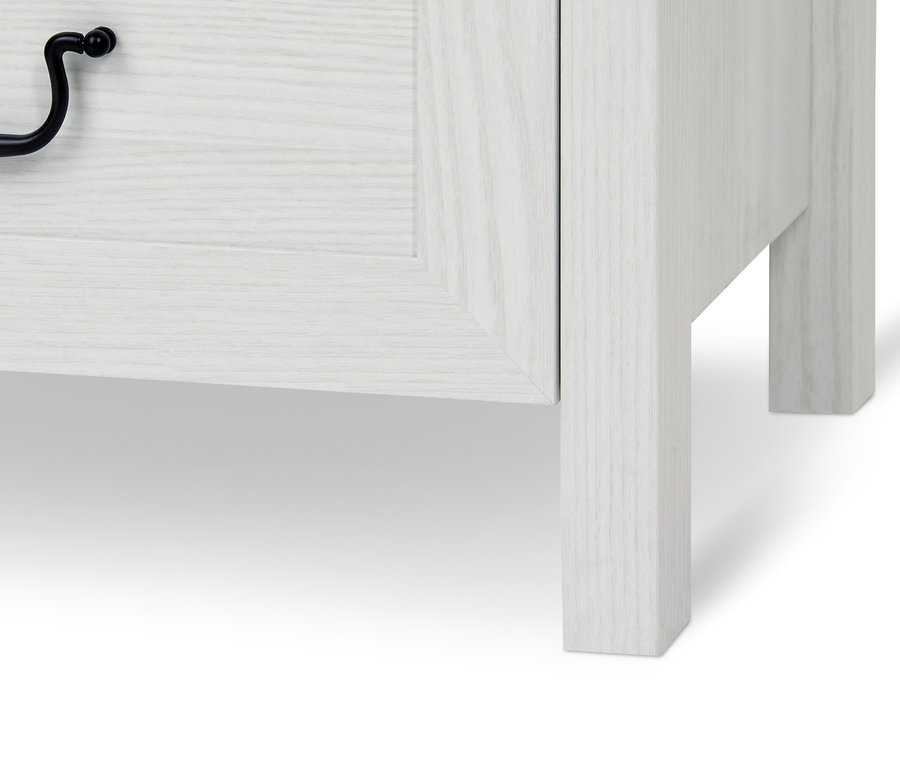 Detail einer Hochkommode mit 5 Schubladen.