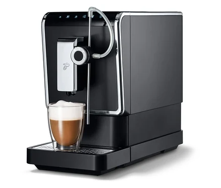 Ein anthrazitfarbener »Esperto Pro« Tchibo Kaffeevollautomat mit einer Tasse Kaffee.