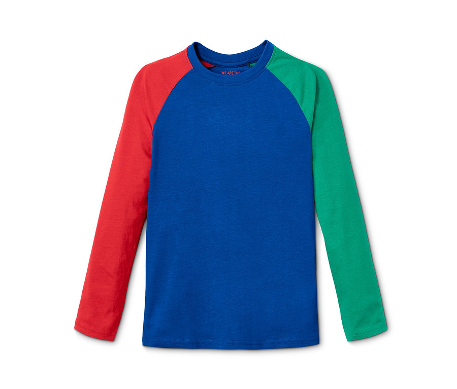 Blauer Pyjama mit roten und grünen Ärmeln.