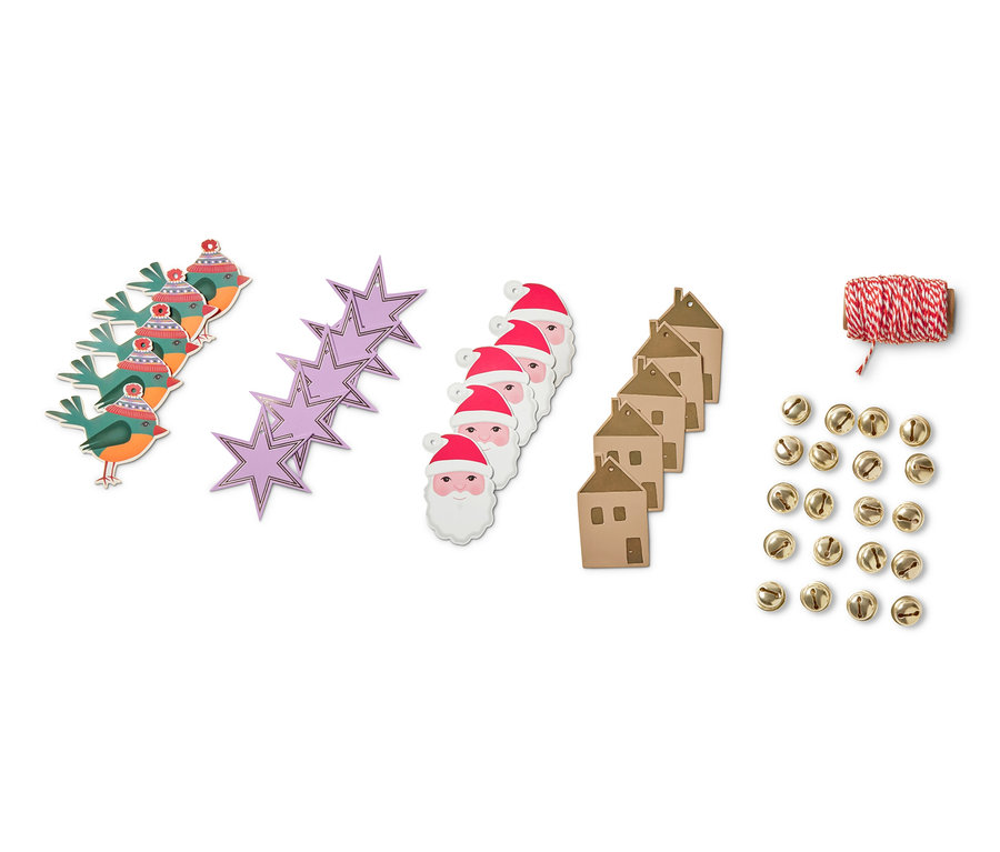 Geschenkanhänger-Set: Vögel mit Wintermützen, lila Sterne, Weihnachtsmänner, braune Häuser, Glöckchen und rot-weiße Schnur.