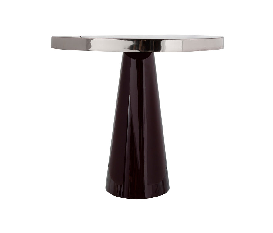Nahaufnahme eines Kayoom-Beistelltischs "Art Deco 625" in Beere-Silberfarben vor weissem Hintergrund.