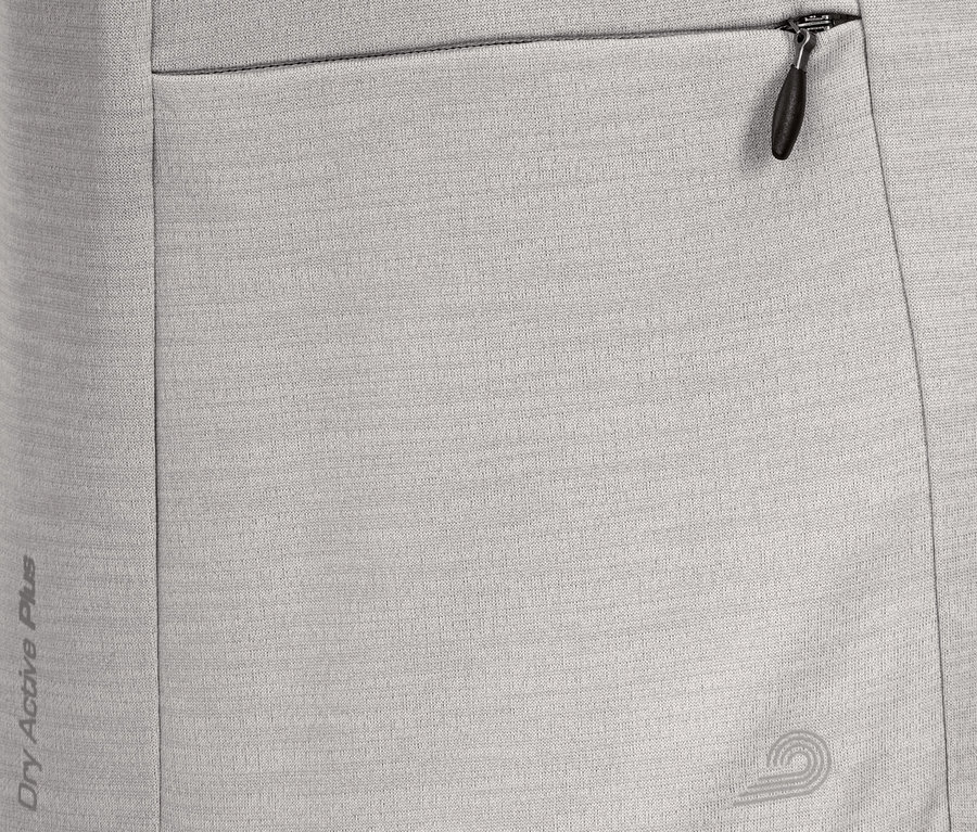 Detailansicht eines grauen Langarm-Funktionsshirts mit einer kleinen Reißverschlusstasche.