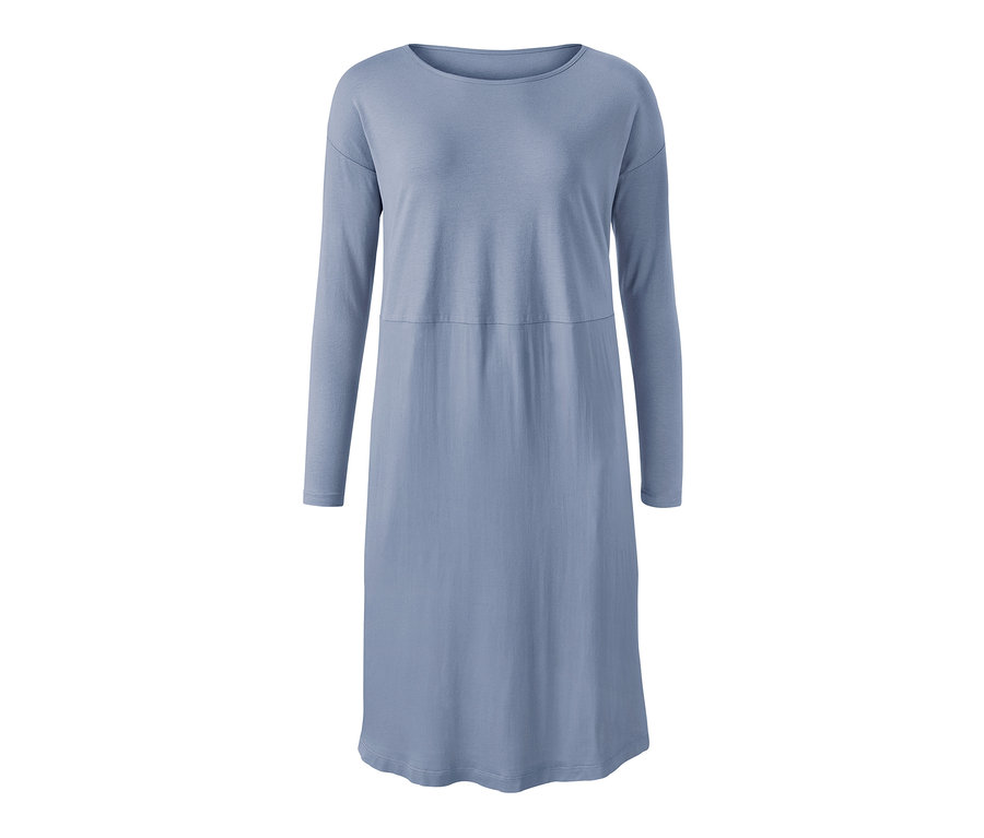 Blaues Nachthemd mit langen Ärmeln.