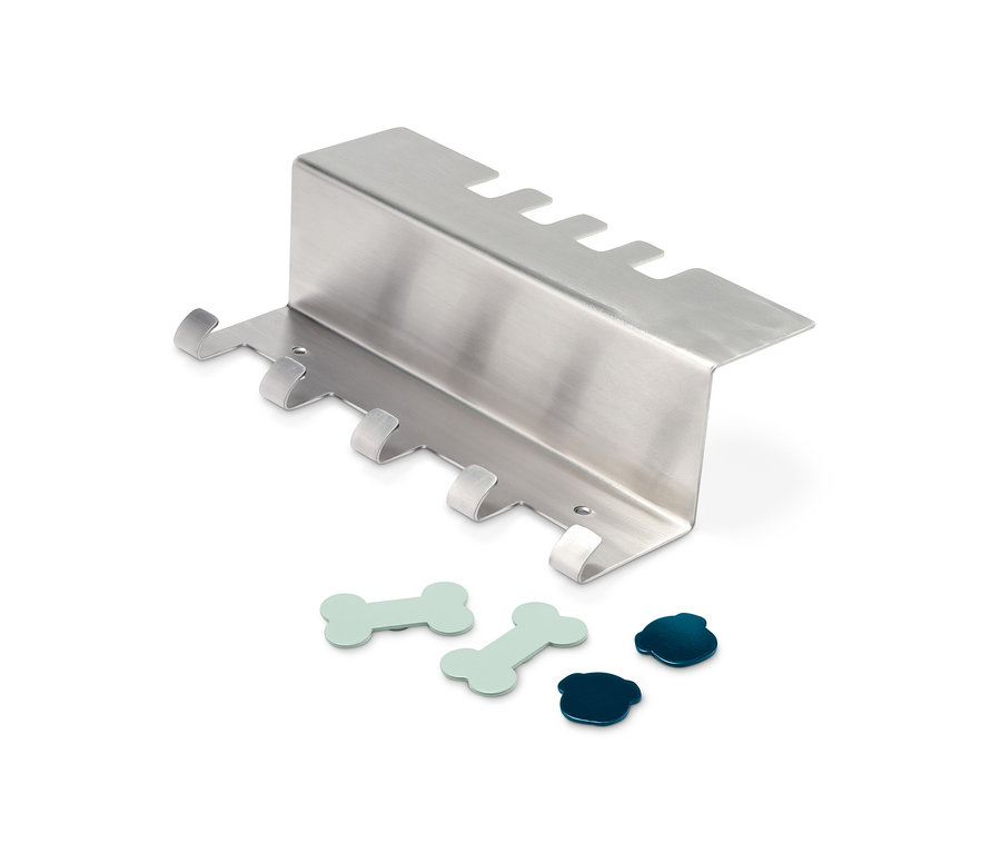 Metallene Tier-Garderobe mit Haken und Dekorationen.