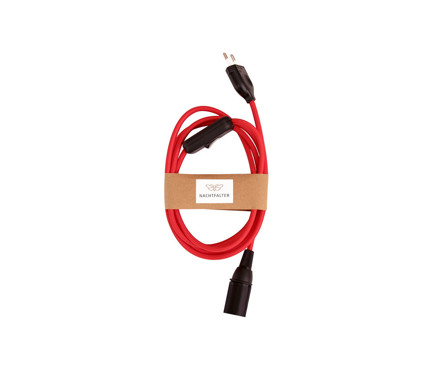 Rotes Kabel mit Fassung, Schalter und Stecker, umwickelt mit einem Papierband mit dem Nachtfalter-Logo. Zu sehen ist eine Leuchte »Diamant«.