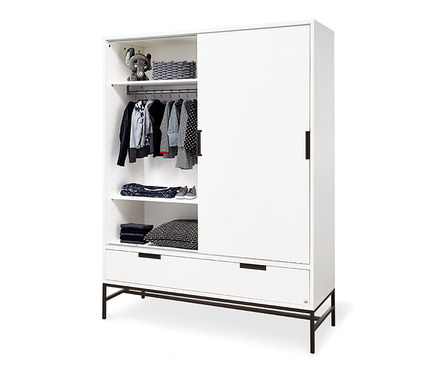 Weißer Schrank mit Schiebetüren, innen Kleidung, Spielzeug und Aufbewahrungskörbe. Zu sehen ist ein Pinolino Kleiderschrank »Steel«, groß.