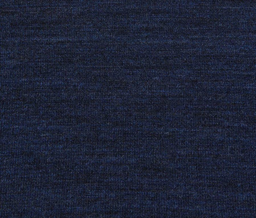 Detailaufnahme der Textur einer Kapuzenjacke mit Merinowolle.