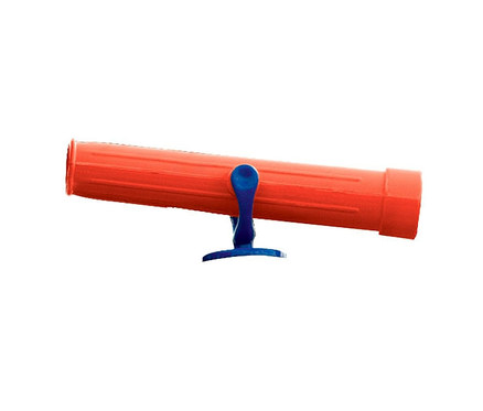 Eine orangefarbene Wippe mit blauem Sockel.