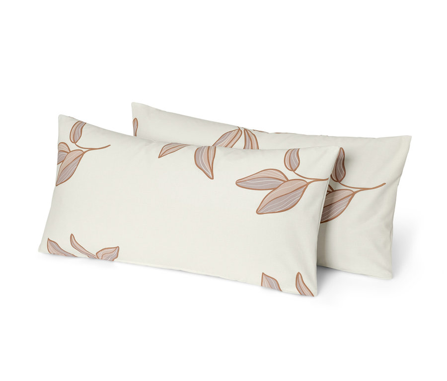 Zwei beige Renforcé-Kopfkissenbezüge mit Blattmuster, ca. 80 x 40 cm.