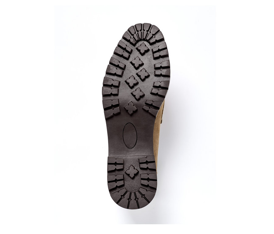 Detail der Sohle eines Veloursleder-Loafers auf weißem Hintergrund.
