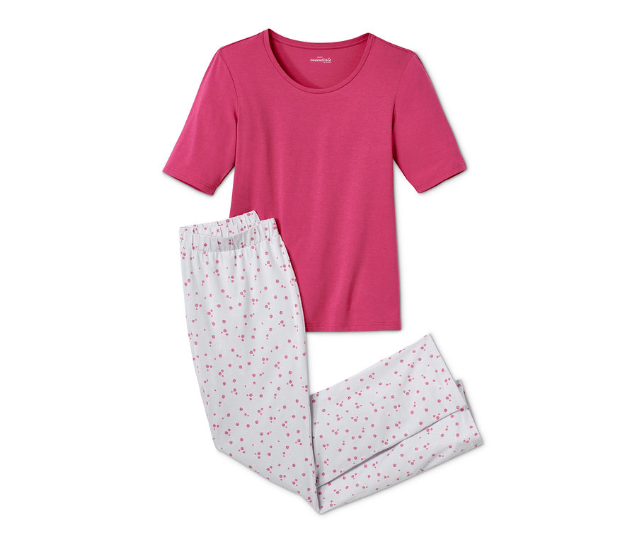 Ein rosafarbener Pyjama mit kurzen Ärmeln und eine weiße Hose mit Blumenmuster.