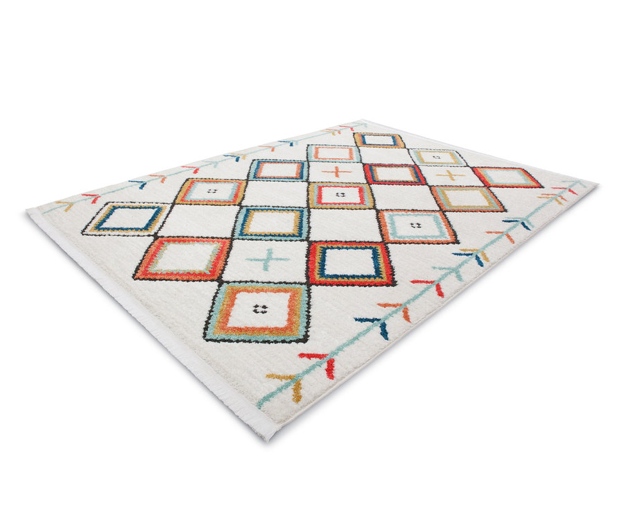 Ein weißer Teppich mit einem geometrischen Muster aus bunten Quadraten und Pfeilen.