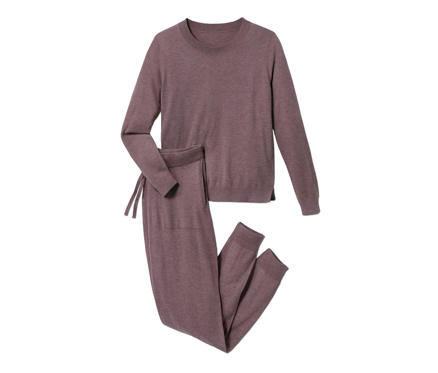 Ein lila Hausanzug, bestehend aus einem Pullover und einer Jogginghose.