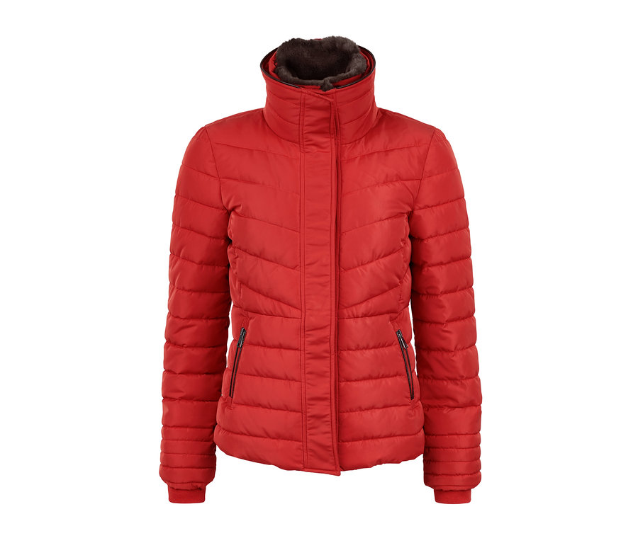 Eine rote Steppjacke.