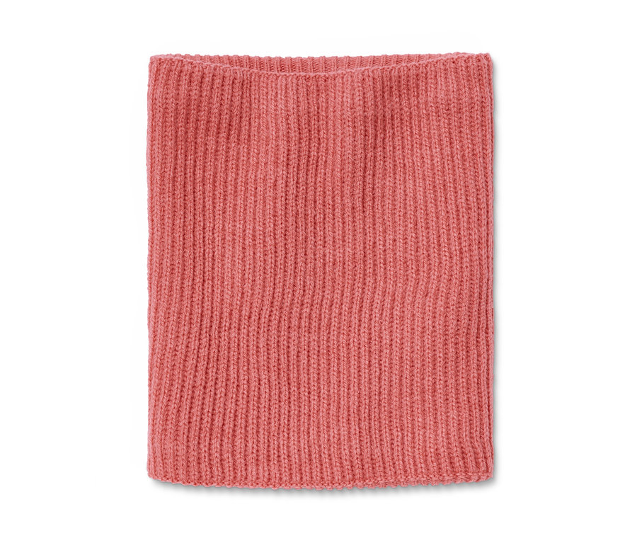 Roséfarbener Strickschlauchschal.