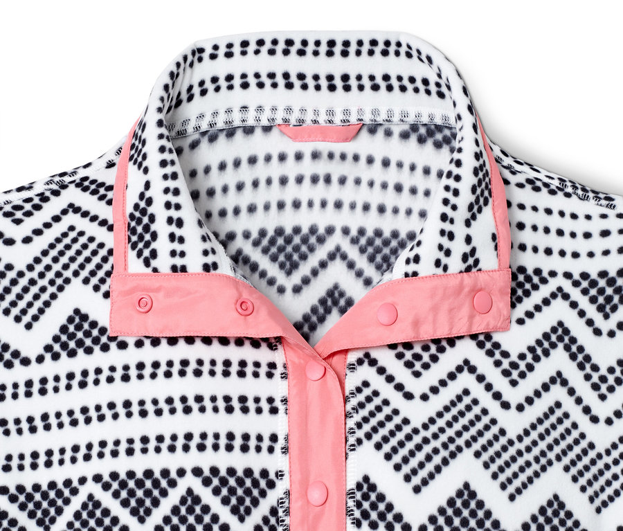 Detailansicht eines Fleecepullovers mit Knopfleiste und Alloverprint.