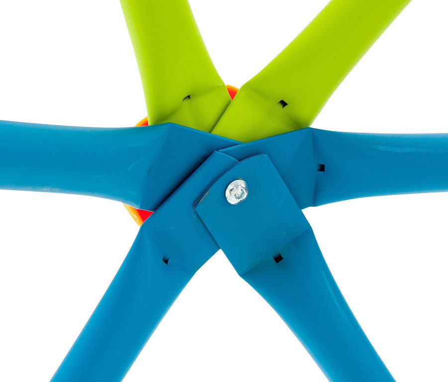 Detailaufnahme eines blauen und grünen LIFETIME-Klettergerüst »Geodome«.