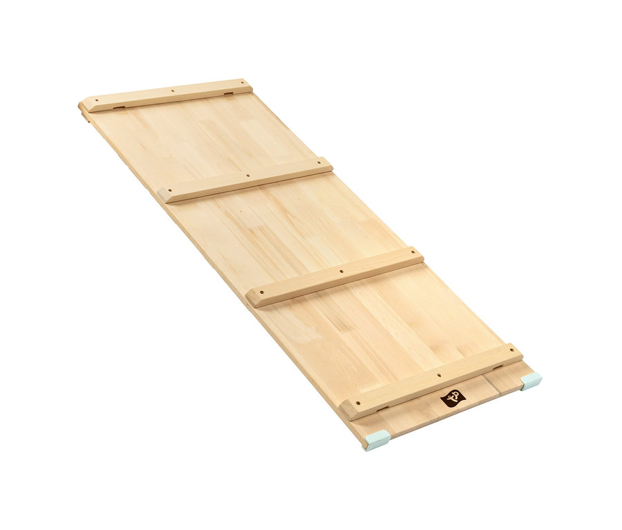 TP Toys Active-Rutsche und Brücke für Kinder aus hellem Holz.