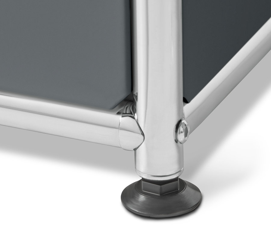 Detailansicht einer grauen Metallgarderobe »CN3«.