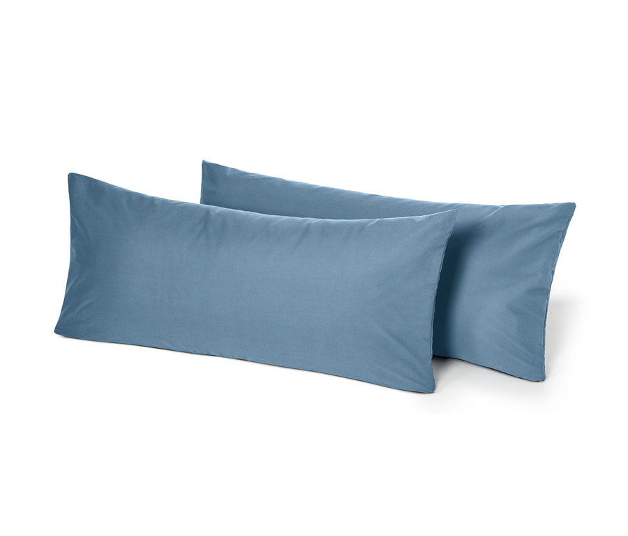Zwei blaue Renforcé-Kopfkissenbezüge.