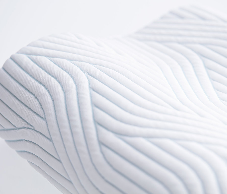 Nahaufnahme eines weißen TEMPUR® Shape Queen SmartCool™ Kissens.