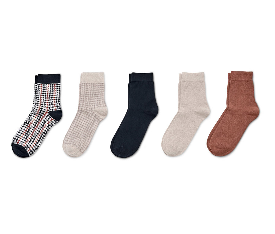 Fünf Paar Socken in verschiedenen Farben und Mustern.