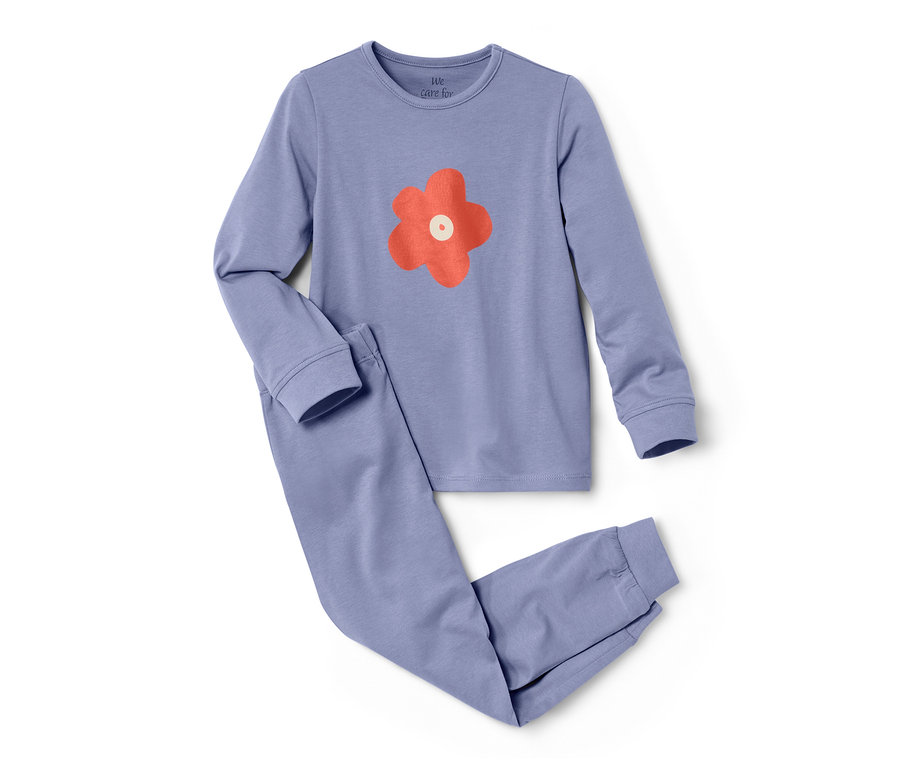 Ein blauer Kleinkind-Pyjama mit Blumenmuster liegt auf einem weißen Hintergrund.