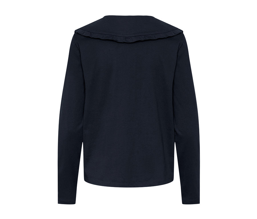 Detailaufnahme eines marineblauen Langarmshirts mit Volantkragen.