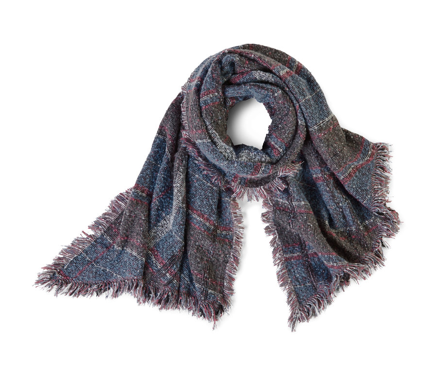 Ein XXL-Webschal mit Fransen in Blau- und Brauntönen liegt auf einem weißen Hintergrund.